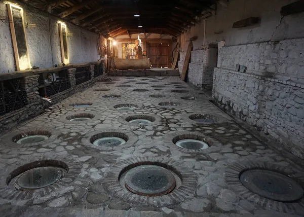 Γεωργιανό Παραδοσιακό Τρόπο Επεξεργασίας Κρασιού Μια Αίθουσα Στο Έδαφος — Φωτογραφία Αρχείου