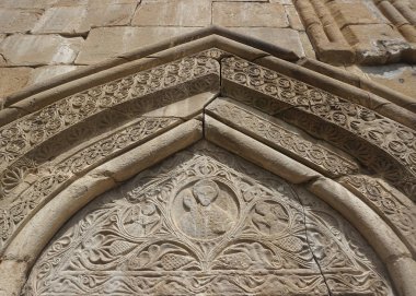 Ananuri kale karmaşık Manastır Kilisesi Ogee kapısı taş oyma bir aziz kemerli