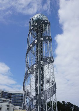 Batum alfabe kule mavi gökyüzü arka plan ile Beach Promenade yakın