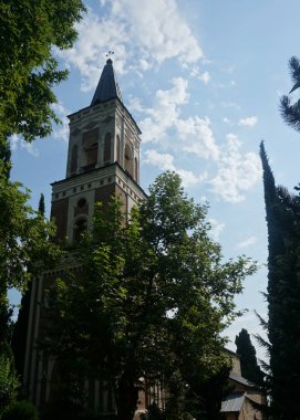 Bodbe manastır ana kilise çan kulesi ağaçlarıyla çevrili