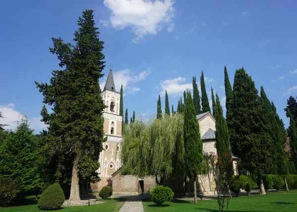 Igreja Mosteiro Bodbe Jardim Com Árvores Grama Sebes Clipadas — Fotografia de Stock