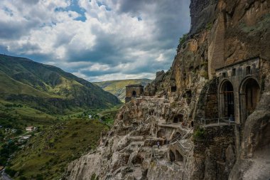 Vardzia mağara yerleşim yağmurlu bulutlar ile manzara panoramik