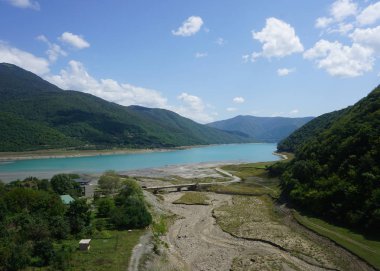 Zhinvali rezervuar köprü manzara ve kuraklık River View mavi gökyüzü ile