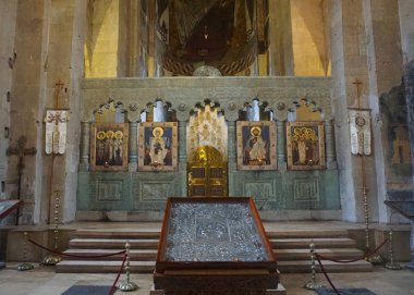 Mtsheta Svetitskhoveli Ortodoks Christian Katedrali İkonostasisin gümüş simgesiyle