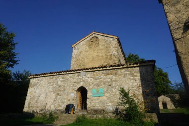 Mavi gökyüzü ile Nekresi Manastır Kilisesi ana görünümü