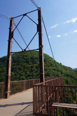 Okatse Canyon ana bakış dağ ve mavi gökyüzü ile