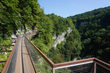 Okatse Canyon Cliff yolu görünümü mavi gökyüzü ile