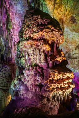 Pembe ışıklar ile Prometheus mağaranın sarkıt iç görünümü