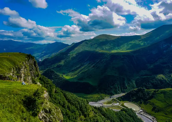 Dolina Klif Pomnik Rosja Gruzji Przyjaźni Widok Krajobrazu Niebieski Niebo — Zdjęcie stockowe