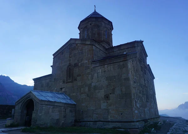 Eglise Stepantsminda Gergeti Vue Complète Avec Ciel Bleu Soir — Photo