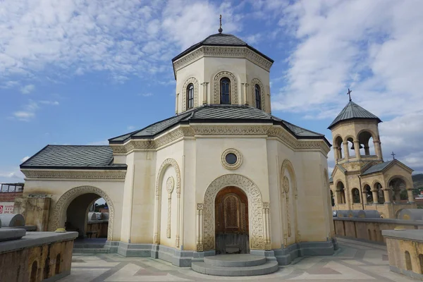 Tbilisi Sameba Kathedraal Kapel Weergave Met Blauwe Lucht Witte Wolken — Stockfoto