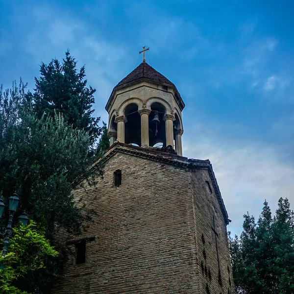 Torre Sino Catedral Tbilisi Sioni Com Vista Azul Céu — Fotografia de Stock