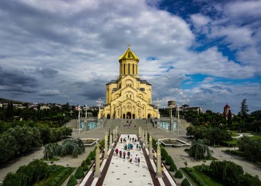 Tbilisi Sameba Ortodoks Christian Cathedral tam görünümüyle bulutlar