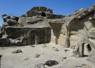 Uplistsikhe yaz aylarında taş oymalar ve temiz mavi gökyüzü ile bir çukur dolu kare