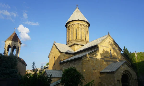 Mavi Gökyüzü Ile Tbilisi Sioni Katedrali Çan Kulesi Ortak Kubbe — Stok fotoğraf