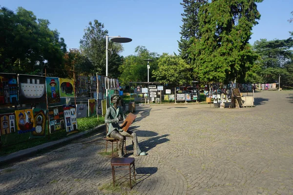 Tbilisi Street Art Saturday Market Old Man Sculpture Playing Harmonica – stockfoto