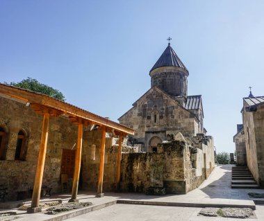 Haghartsin Monoastery kilise yaz ahşap sütunlarla ana yoldaki yanındaki