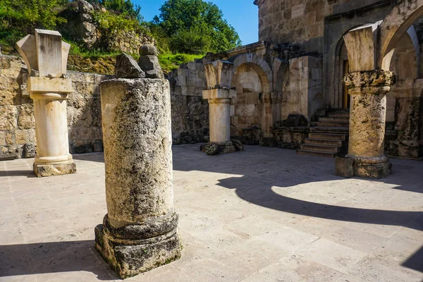 Haghartsin Yaz Aylarında Courtyard Ortaçağ Ayağı Kırık Manastırı — Stok fotoğraf