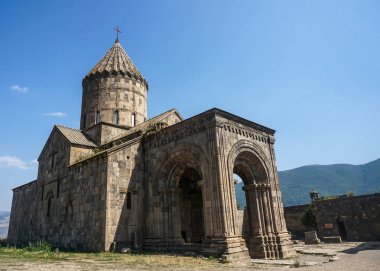 Tatev manastır kilisenin yan görünümü ile çapraz kubbe ve giriş kapısı üzerinde