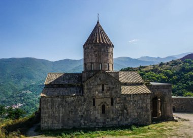 Tatev Manastır Kilisesi yan görünüm mavi gökyüzü ile yaz aylarında