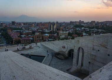 Yerevan Cascade karmaşık merdivenleri gölet ve insanlar görünümü