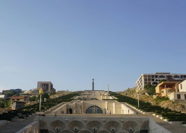 Yerevan Cascade karmaşık merdivenleri görünümü yaz aylarında mavi gökyüzü ile