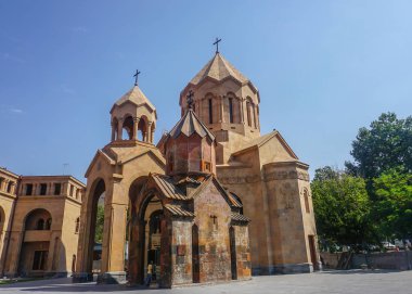 Yerevan Kathoghike Ermeni Kilisesi kubbe ve haçlar yaz aylarında ile