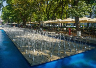 Ağaçları ve şemsiye çevrili Erivan Şaumyan Park çeşmeler