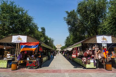 Mavi gökyüzü ile yaz aylarında Hatıra Eşyası ile Erivan Vernissage Market mağaza