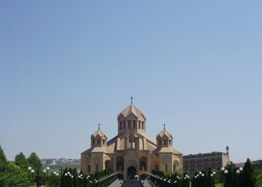 Erivan Aziz Gregory ışığı mavi gökyüzü ile katedral tam görünüm