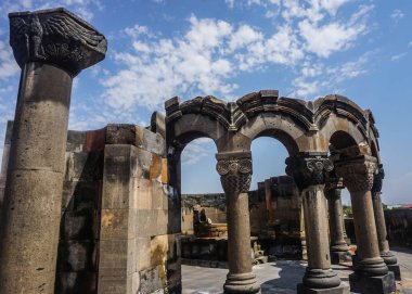 Zvartnots Katedrali harabeleri ve oyma kartal ile sütun görünümü sütun