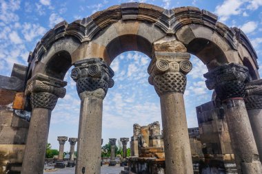 Zvartnots Katedrali ısmarlayarak sütunlar ve kemerler Harabeleri