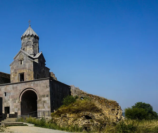 Tatev Klášterní Zvonice Létě Modrou Oblohou — Stock fotografie