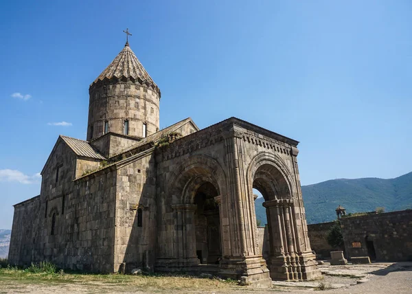 Igreja Mosteiro Tatev Vista Lateral Com Cruz Cúpula Porta Entrada — Fotografia de Stock