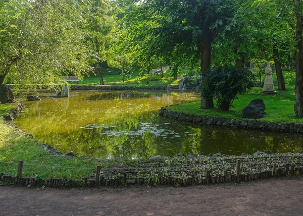 エレバン ラバーズ公園池草のパスと木 — ストック写真