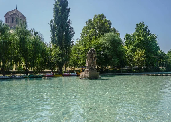 Ереванский Охакадзевский Парк Женской Статуей Церковью — стоковое фото