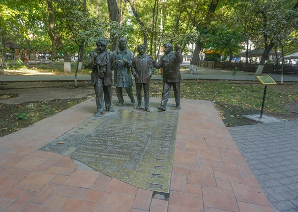 埃里温公园四个著名的亚美尼亚演员雕像 — 图库照片