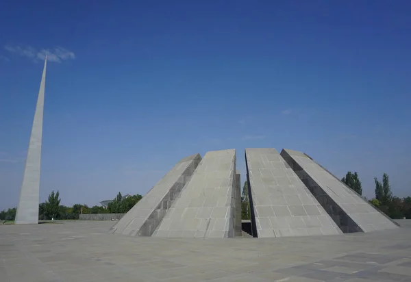 Eriwan Tsitsernakaberd Armenischen Völkermord Gedenkstätte Komplexe Landschaft Mit Blauem Himmel — Stockfoto