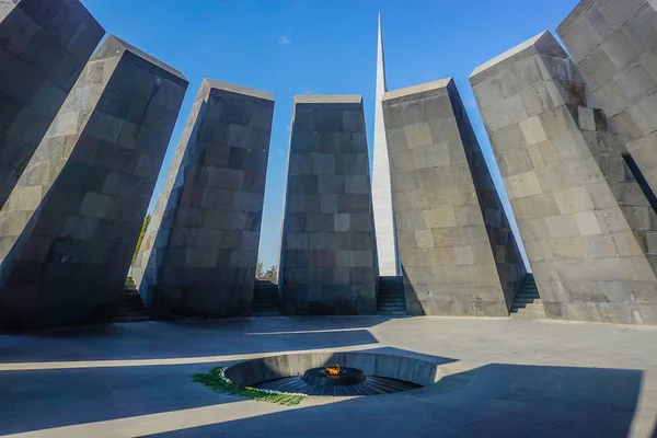 Yerevan Tsitsernakaberd Armenischen Völkermord Gedenkstätte Komplex Brennt Mittags — Stockfoto
