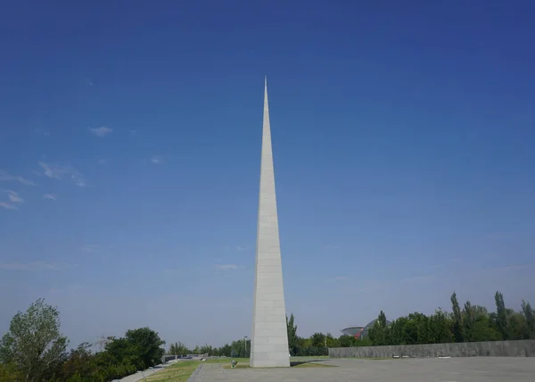 Yerevan Tsitsernakaberd Armenischen Völkermord Gedenkkomplex Säule Mit Blauem Himmel — Stockfoto