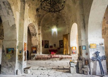 Goris Khndzoresk asma köprü kiliseden iç sunak manzaralı