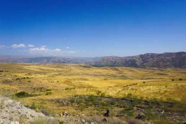 アルメニアの風景石と国の南部の岩と草原 — ストック写真