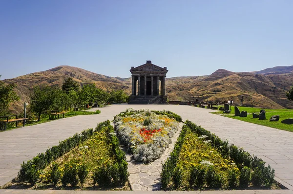 Garni Tempel Hauptansicht Mit Gartenblumen Bänke Und Felsen — Stockfoto