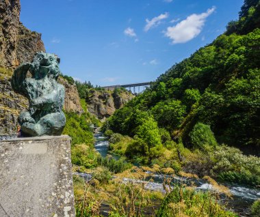 Köprü ve oda Jermuk şelale oturma taş ayı