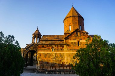 Yaz aylarında gün batımında Khor Virap Manastır Kilisesi yan görünüm