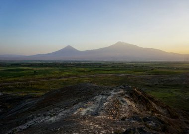Khor Virap Mount Ararat görünümü'nde yaz günbatımı adlı bir tepeden