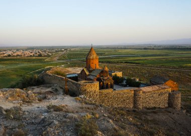 Yaz aylarında gün batımında Khor Virap Manastırı karmaşık Panorama görünüm