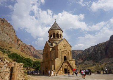 Turistler ve bulutlu mavi gökyüzü yaz aylarında Noravank Manastır Kilisesi manzaralı