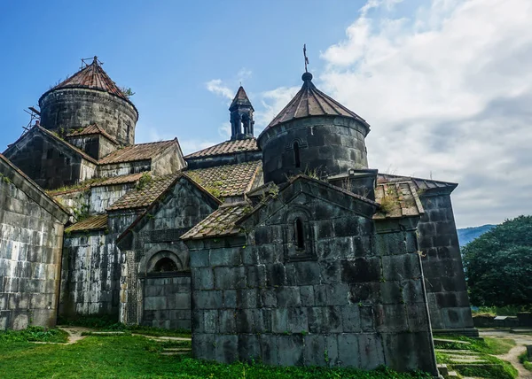 Haghpatavank Manastır Kilisesi kubbe ve mavi gökyüzü ile yaz aylarında haçlar