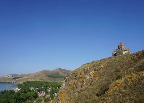 青い空と丘の眺めの上に座って湖セバン Sevanavank 修道院教会 — ストック写真